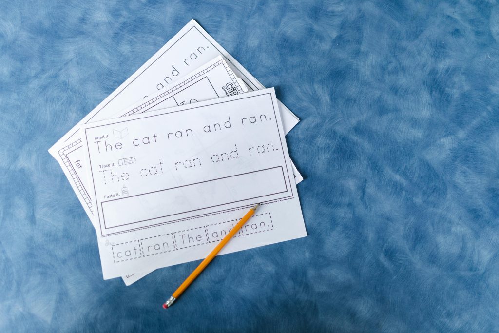 Learning worksheet featuring a simple sentence with a pencil on a blue background. Ideal for early education themes.